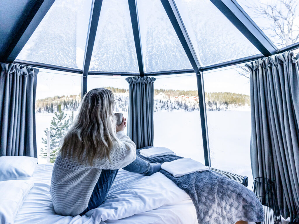 Nainen Lake Igloo Ukkohallan sisätiloissa