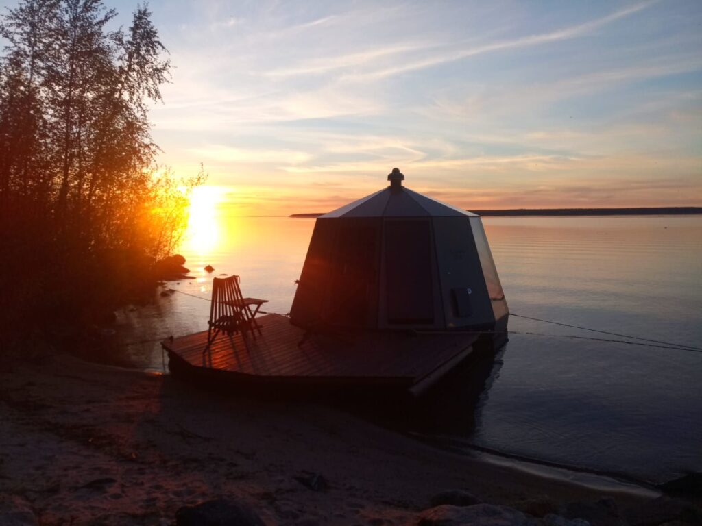 Iglu Oulujärvellä auringonlaskussa