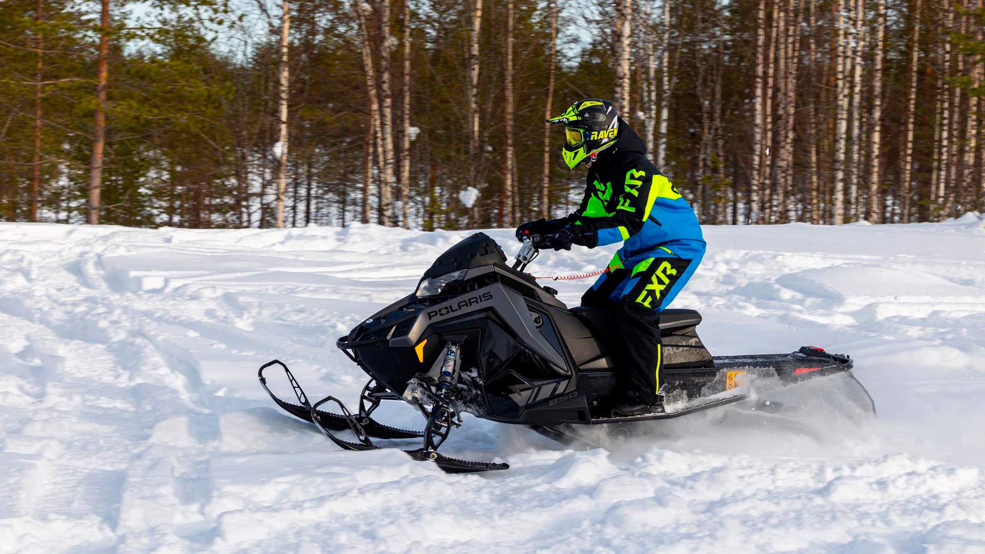 Elämyksellinen moottorikelkkasafari lumisessa Kainuussa